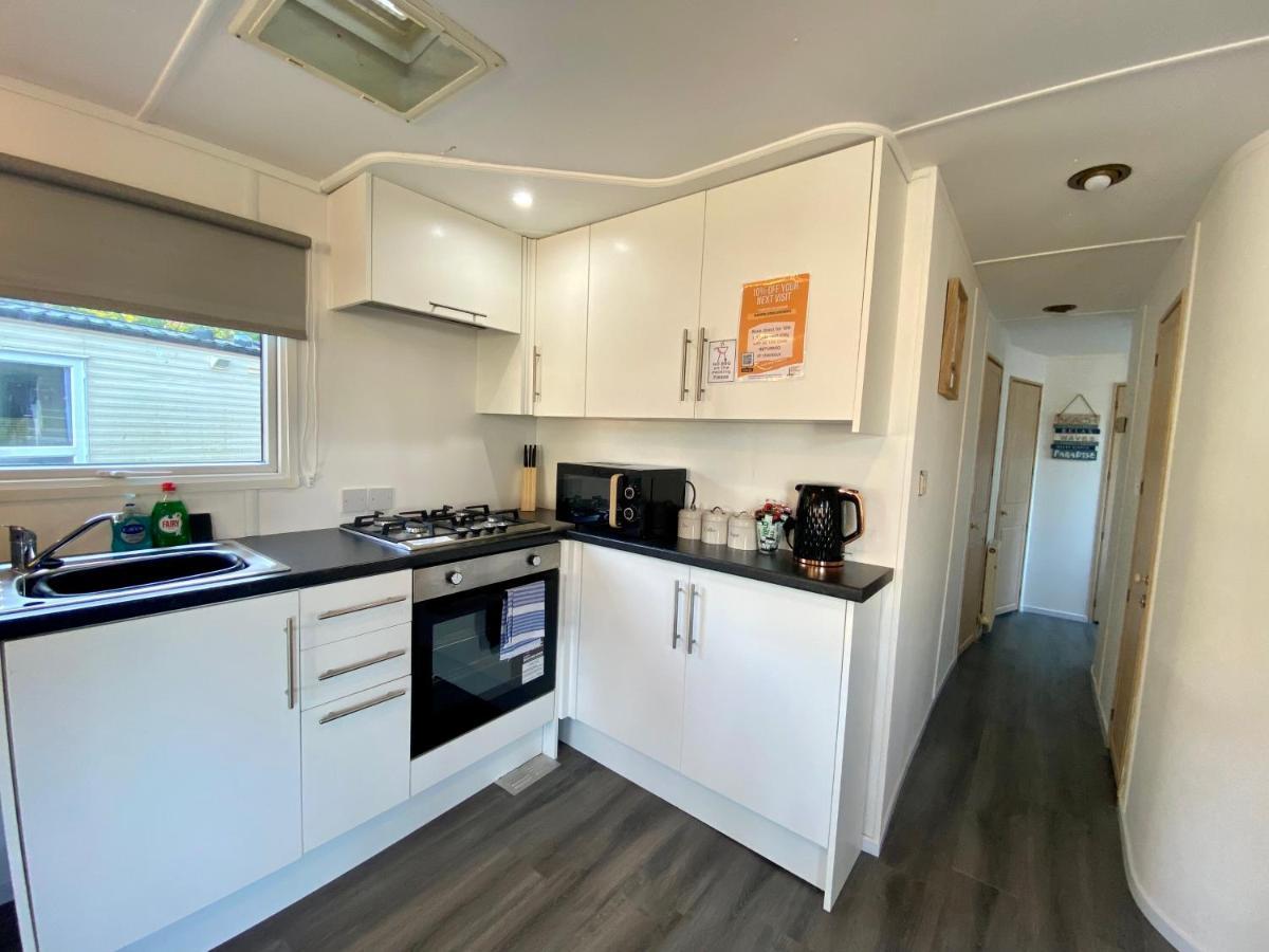 Elletson Park Wood Fired Hot Tubs, Caravans & Pods Pilling Exterior photo