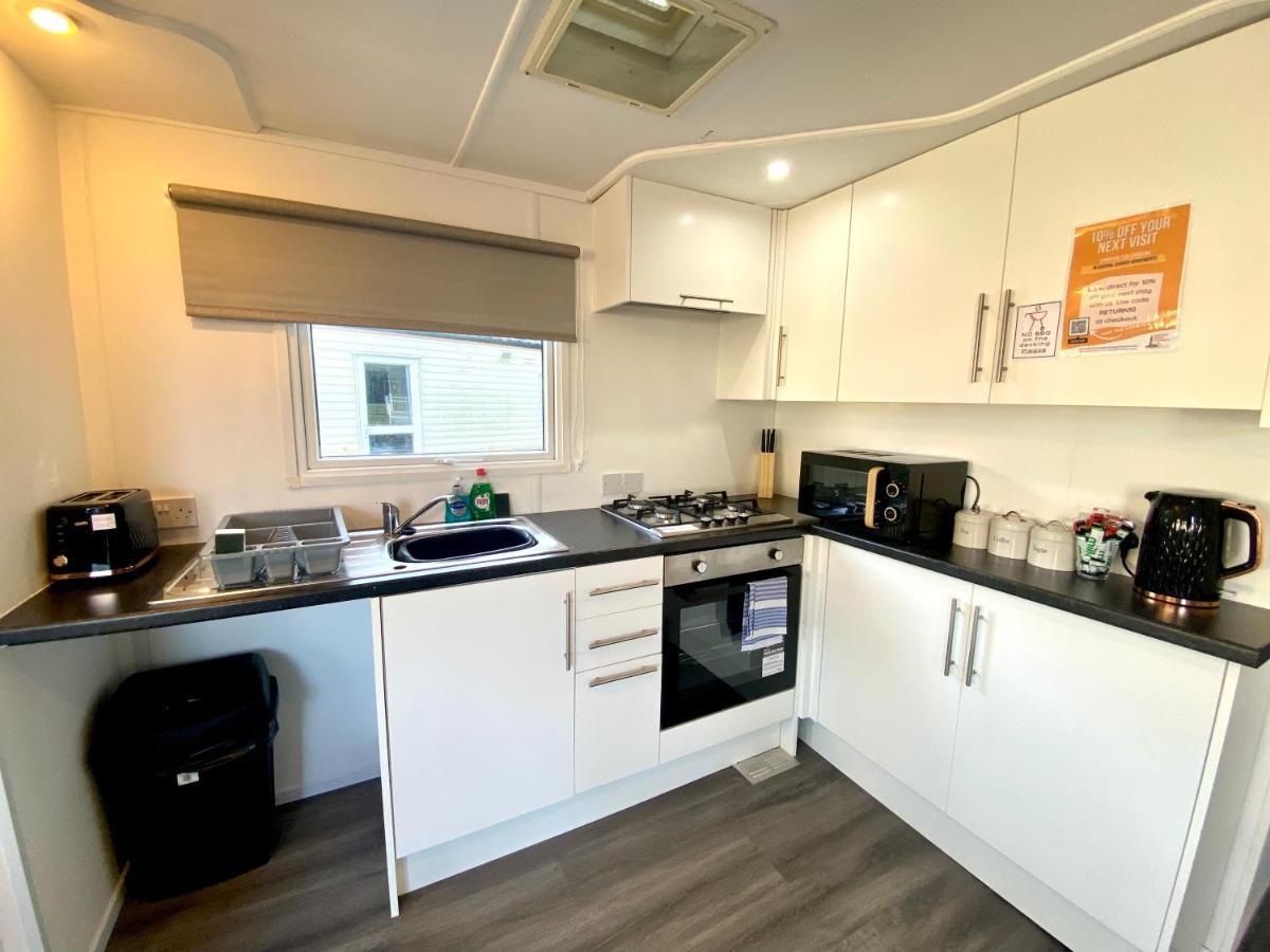Elletson Park Wood Fired Hot Tubs, Caravans & Pods Pilling Exterior photo
