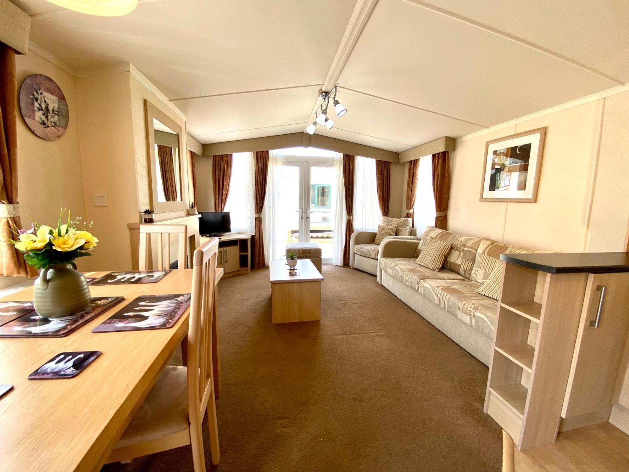 Elletson Park Wood Fired Hot Tubs, Caravans & Pods Pilling Exterior photo